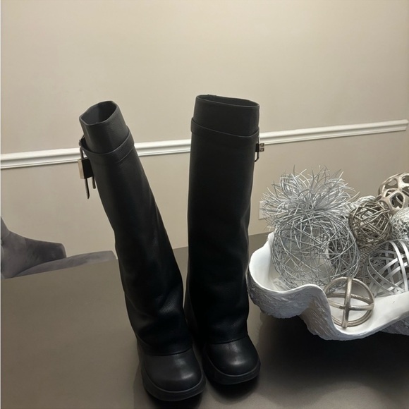 Ladies AUTHENTIC Givenchy Black Shark Lock Biker boots in grained leather - Picture 6 of 16